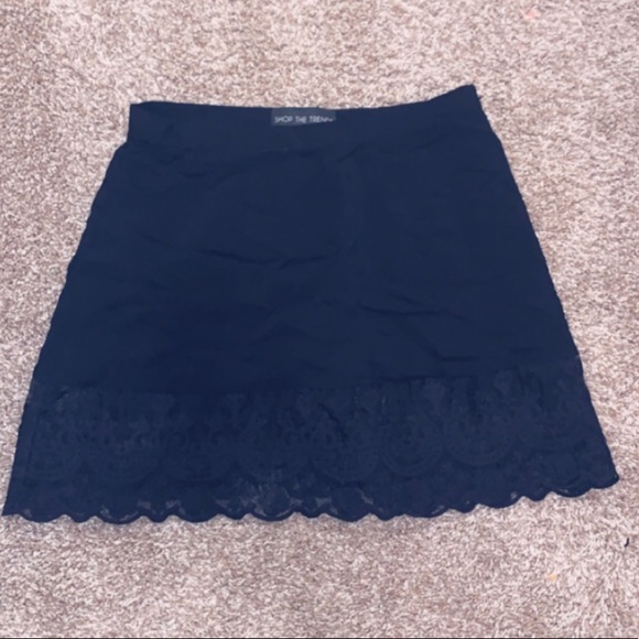Black mini skirt with lace trim - Picture 1 of 1